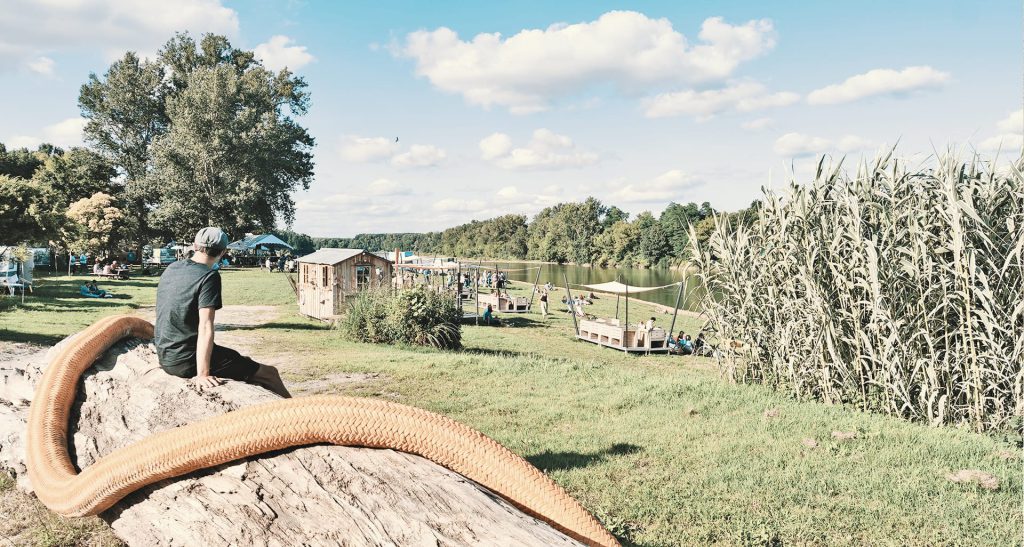 La corde orange symbolise à la fois la rivière et la solidarité qui s'exprime après chaque Aiga entre les habitants- © Photographie Emmanuel Naffrechoux