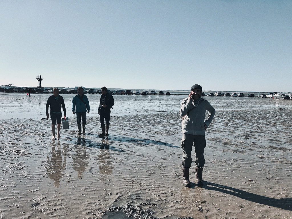 Stéphane, Dominique, Regis et Emmanuel sur la route des coques et palourdes - Noirmoutier Octobre 2021 - © Photographie Nicolas Renaud