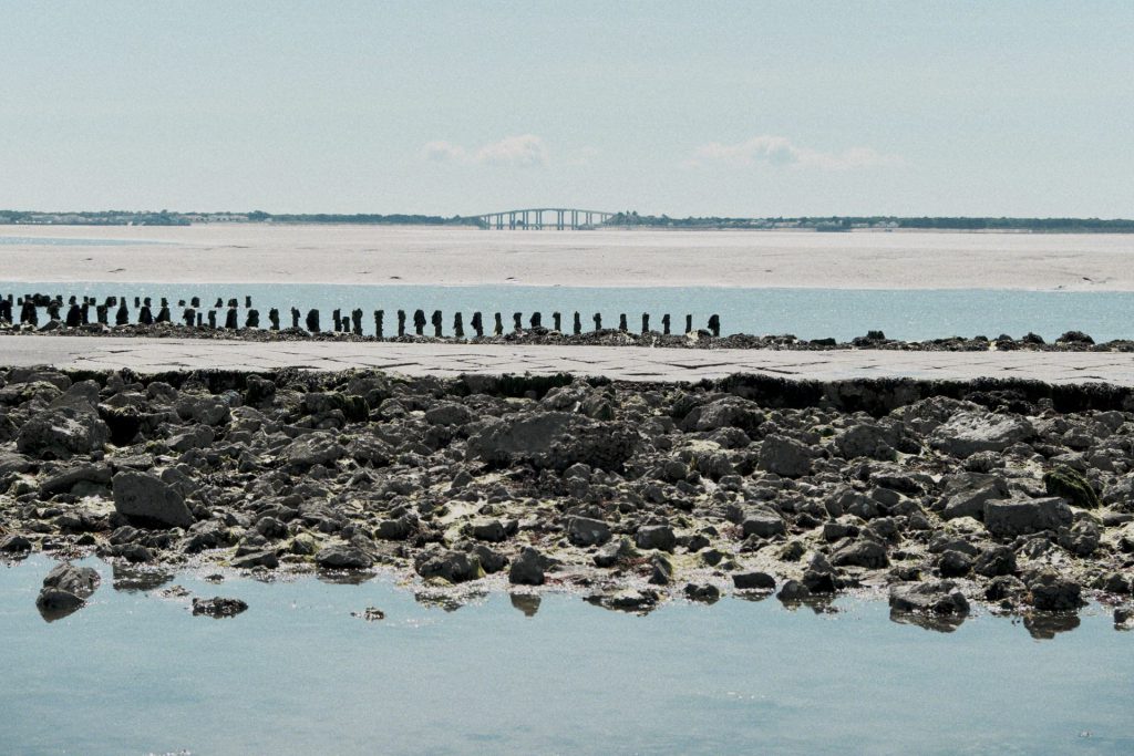Marrée basse au passage du Gois à Noirmoutier ©