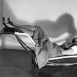 Charlotte Perriand sur la Chaise longue basculante, 1929, Perriand et Jeanneret © VG Bild-Kunst. Bonn 2021, Le Corbusier: F.L.C./ VG Bild-Kunst, Bonn 2021 / Charlotte Perriand