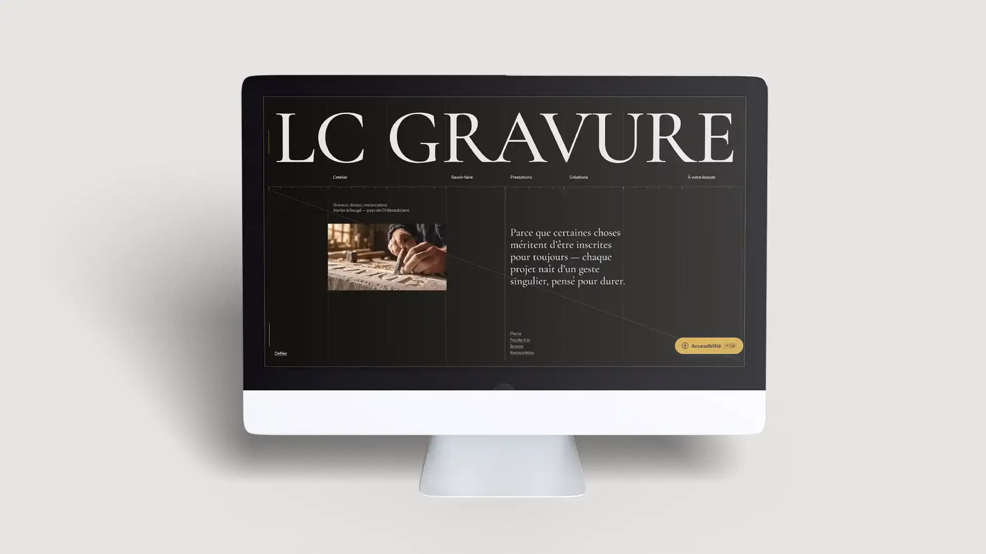 Maquette du site LC-Gravure affichée sur un ordinateur de bureau, présentant une page d’accueil au fond noir, une typographie monumentale et une photographie de gravure artisanale.©The French Maquis'Art