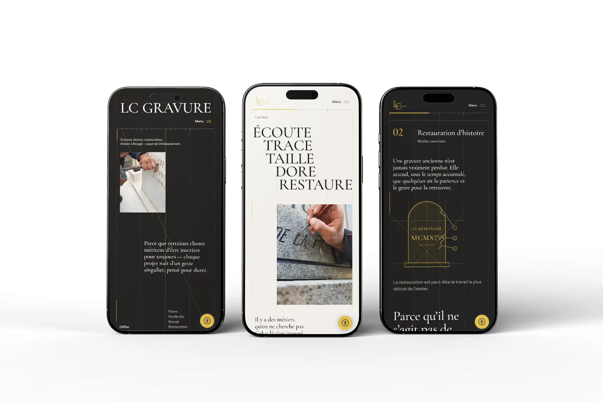 Présentation du site LC-Gravure sur trois smartphones, illustrant le design responsive des pages Accueil, L’Artisan et Restauration, avec une identité graphique noire, ivoire et dorée.©The French Maquis'Art