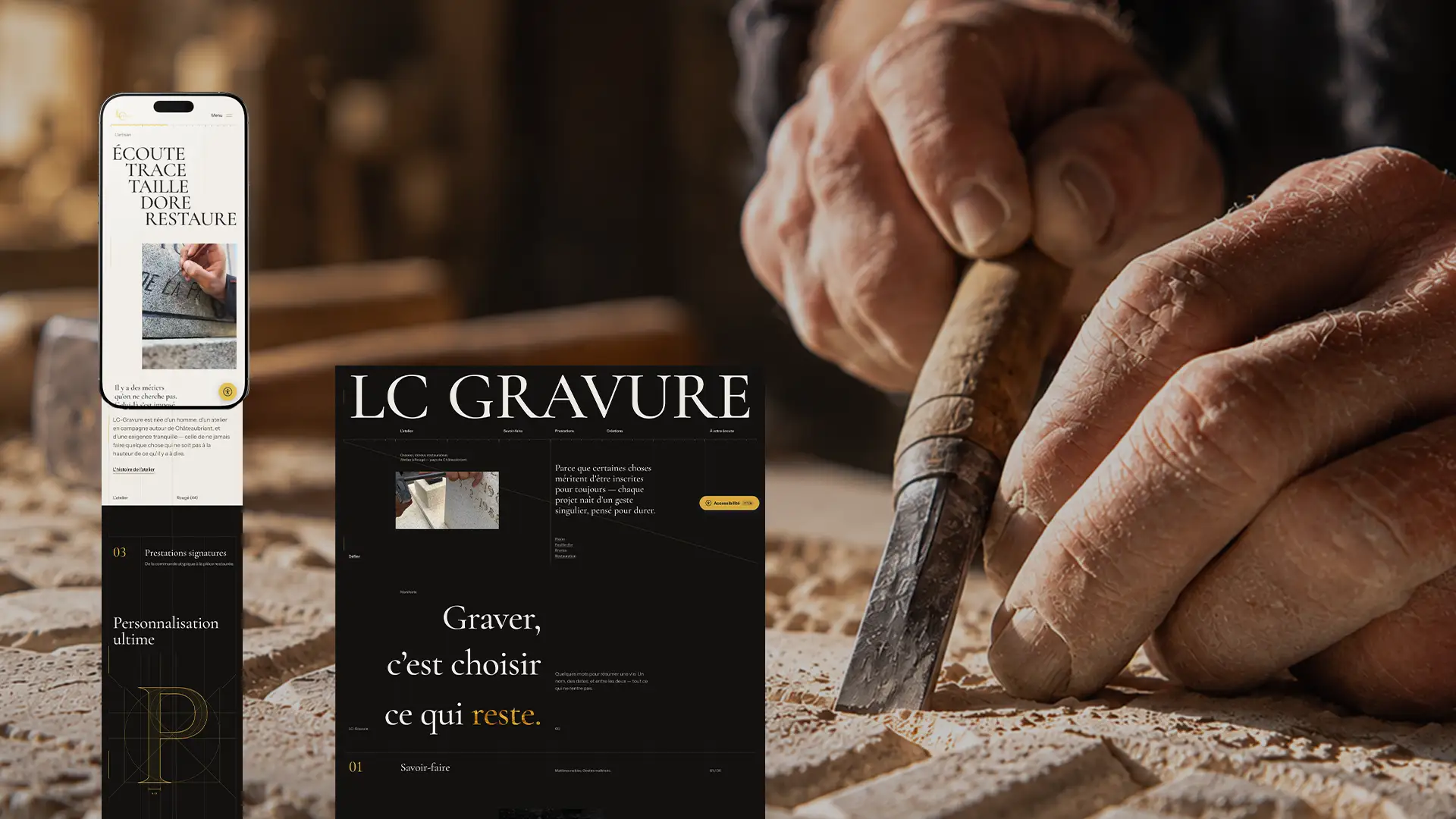 Présentation du site LC-Gravure sur mobile et ordinateur, avec une typographie élégante noire et dorée, sur fond photographique montrant les mains d’un artisan gravant la pierre au ciseau.©The French Maquis'Art