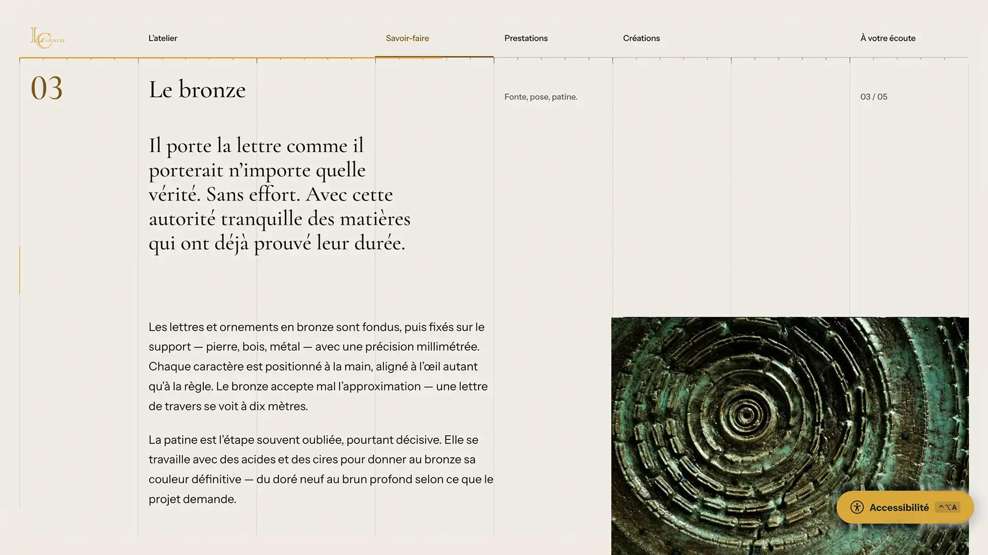 Section dédiée au travail du bronze sur le site LC-Gravure, associant textes explicatifs, photographie de bronze patiné et mise en page sur grille.©The French Maquis'Art