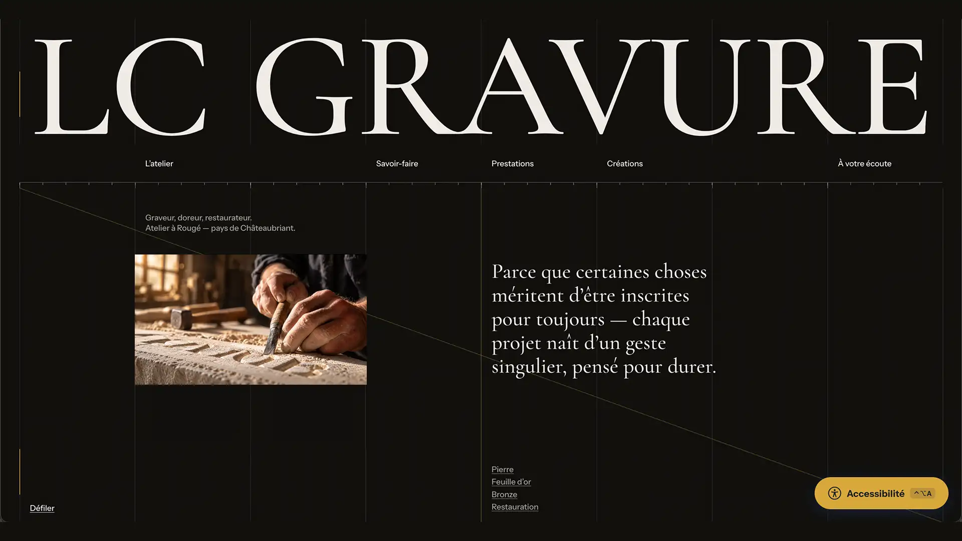 Page d’accueil du site LC-Gravure, avec une typographie monumentale, une photographie de gravure artisanale et un fond noir.©The French Maquis'Art